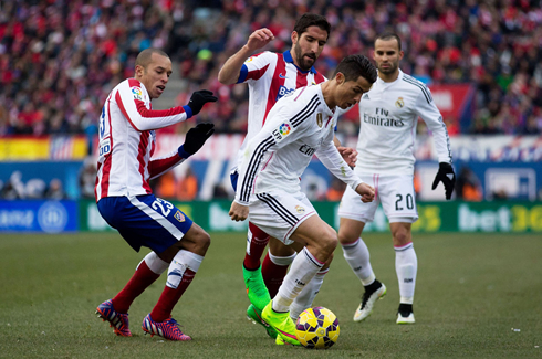 Cristiano Ronaldo trying to escape the marking from two Atletico Madrid players