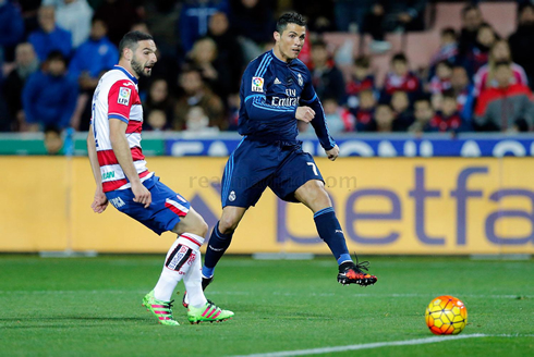 Cristiano Ronaldo left-foot shot in Granada 1-2 Real Madrid