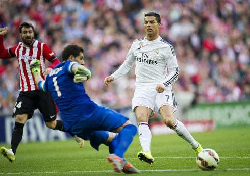 Cristiano Ronaldo attempts to avoid clashing against the goalkeeper, in Athletic Bilbao vs Real Madrid