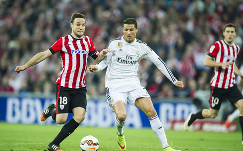 Cristiano Ronaldo goes on a shoulder to shoulder dispute with an opponent, in Athletic Bilbao 1-0 Real Madrid