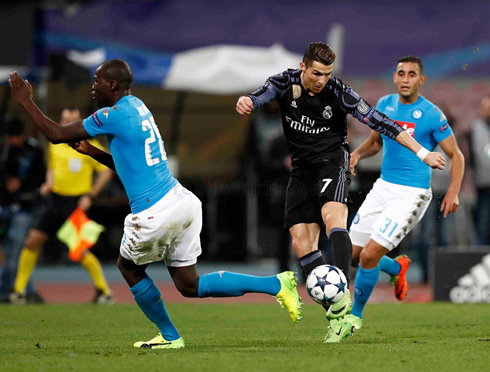 Cristiano Ronaldo shooting with his left foot, in Napoli vs Real Madrid in 2017