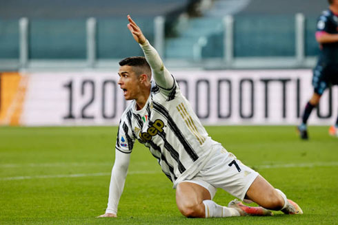 Cristiano Ronaldo raising his left arm