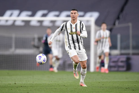 Cristiano Ronaldo chasing the ball in Juventus 2-1 Napoli