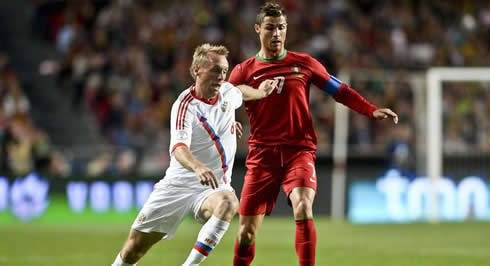 Cristiano Ronaldo being pulled by his shirt in the game against Russia, in 2013