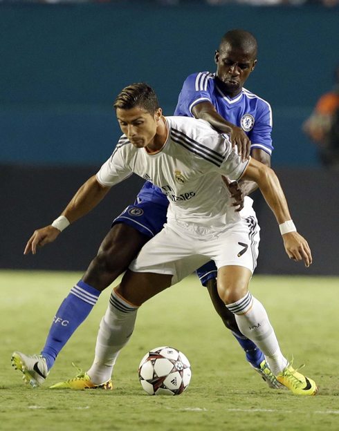Cristiano Ronaldo protecting the ball from Ramires, in Chelsea vs Real Madrid