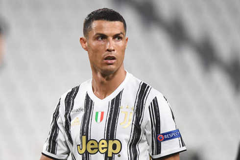 Cristiano Ronaldo wearing Juventus new shirt for 2020-2021