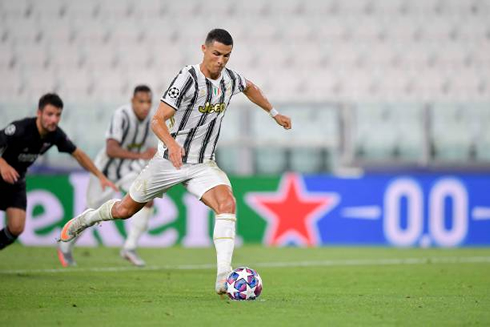 Cristiano Ronaldo converting his penalty-kick in Juventus 2-1 Lyon