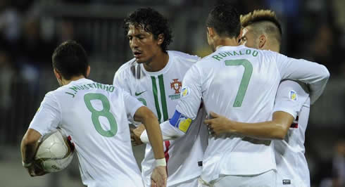 Cristiano Ronaldo hugging Miguel Veloso, with Bruno Alves and João Moutinho close to the celebrations, in the 2014 FIFA World Cup qualifiers