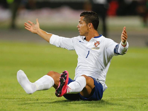 Cristiano Ronaldo loses his boot during the game