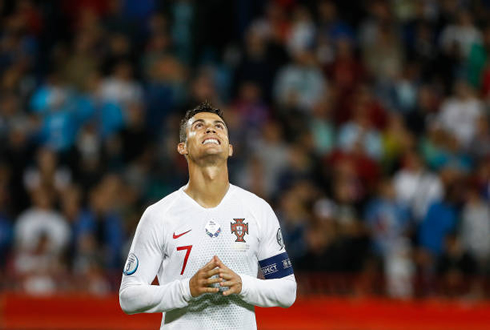 Cristiano Ronaldo praying and looking to the sky