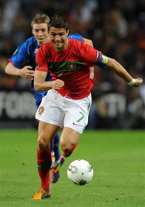 Cristiano Ronaldo makes a big effort to sprint and chase the ball in Portugal game