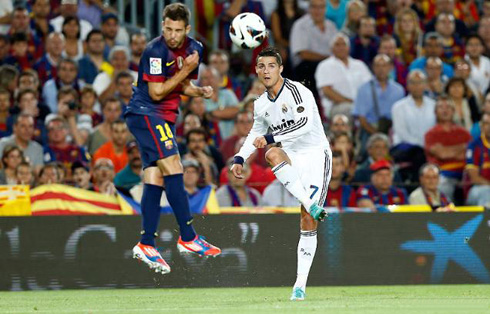 Cristiano Ronaldo crossing the ball against Jordi Alba, in Barcelona vs Real Madrid in 2012-2013