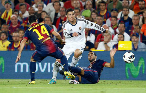 Cristiano Ronaldo dribbling Montoya and Javier Mascherano in Barcelona vs Real Madrid for La Liga, in 2012-2013