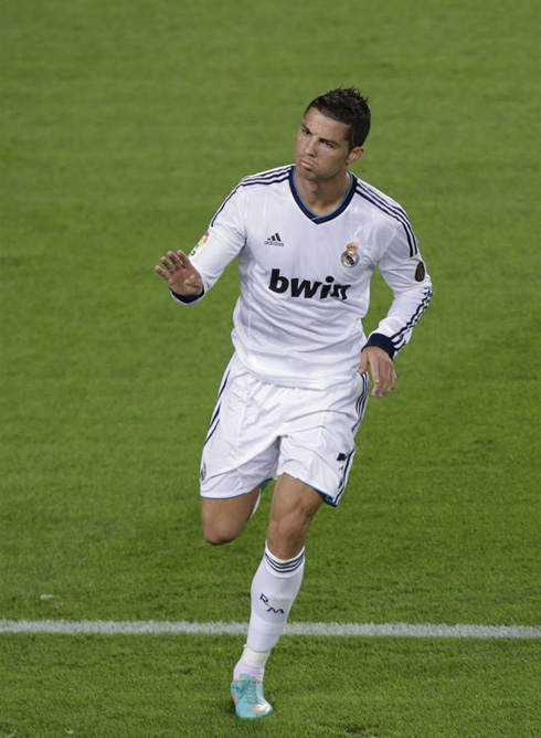 Cristiano Ronaldo celebrations with his hands making a gesture for everyone to relax, in Barcelona 2-2 Real Madrid, in 2012-2013