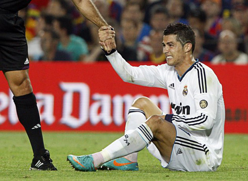 Cristiano Ronaldo hurt on his left shoulder in Barcelona 2-2 Real Madrid, being helped by the referee to stand up, in La Liga 2012-2013