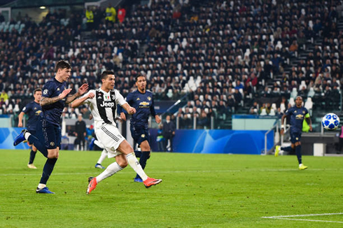 Cristiano Ronaldo scores a volley in Juventus 1-2 Manchester United for the Champions League