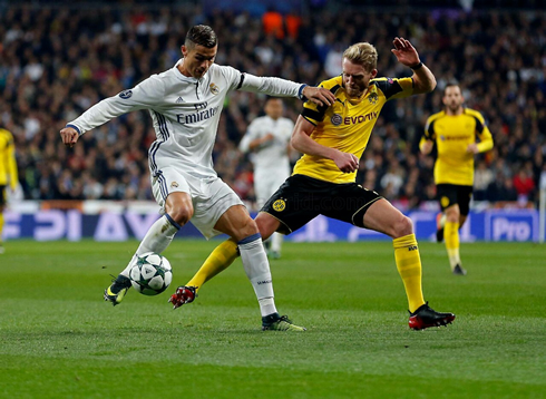 Cristiano Ronaldo using his body to protect the ball as André Schurrle tries to reach to it