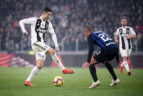 Cristiano Ronaldo stepovers in front of Miranda, in Juventus 1-0 Inter