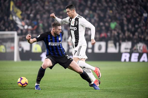 Cristiano Ronaldo dribbling and getting tripped in Juventus vs Inter