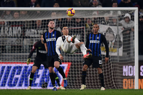 Cristiano Ronaldo attempts a bicycle-kick in Juventus vs Inter in 2018