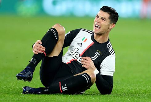 Cristiano Ronaldo holding on to his right leg, after suffering a knock in Lazio vs Juventus