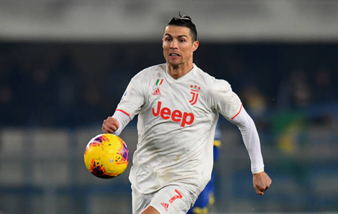 Cristiano Ronaldo chasing the ball in a game for Juventus in 2020
