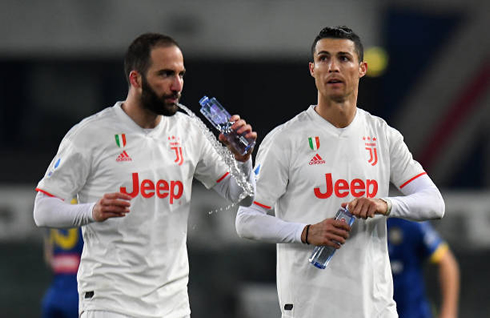 Gonzalo Higuaín and Cristiano Ronaldo drinking water
