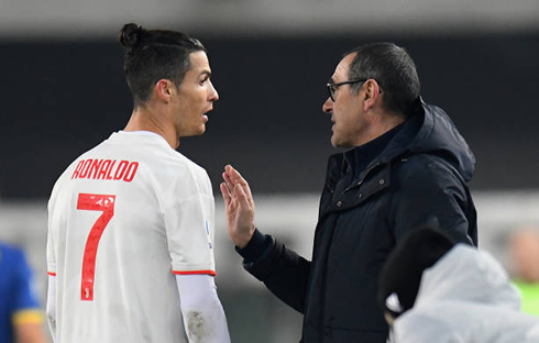 Cristiano Ronaldo listening to Maurizzio Sarri during a Juventus game