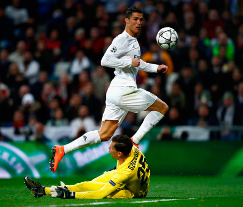 Cristiano Ronaldo tries to put the ball over Szczesny, in Real Madrid vs Roma