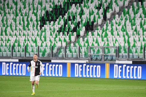 Cristiano Ronaldo playing in an empty stadium due to the corona virus