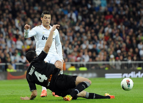 Cristiano Ronaldo stopping his sprint before he hits Rami, in Real Madrid vs Valencia