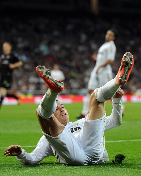 Cristiano Ronaldo goes down and shows his new Nike Mercurial Vapor VIII 8 boots/cleats, in Real Madrid 2012