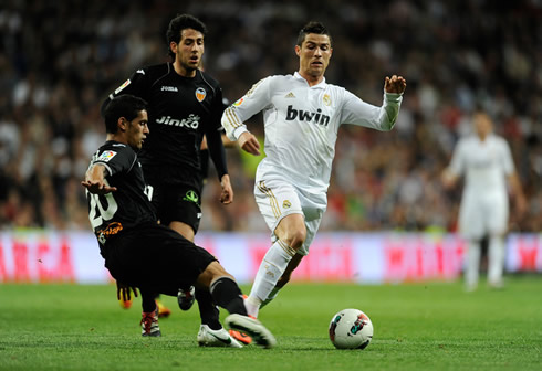 Cristiano Ronaldo dribbling his countryman, Ricardo Costa, in Real Madrid 0-0 Valencia