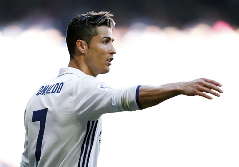 Cristiano Ronaldo stretching his hand in Real Madrid vs Atletico Madrid in 2017