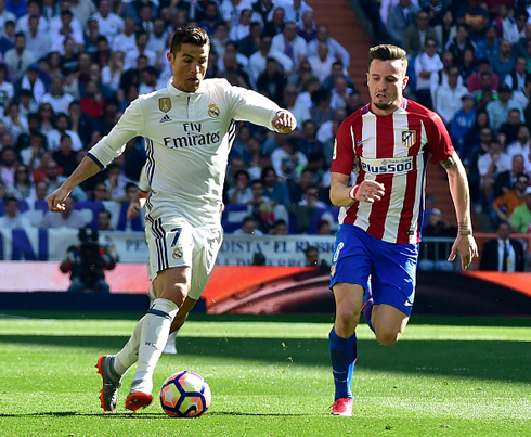 Cristiano Ronaldo moving the ball forward for Real Madrid against Atletico