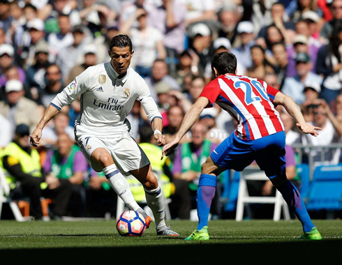 Cristiano Ronaldo using the ball outside part of his boot to dribble a defender in Real Madrid vs Atletico