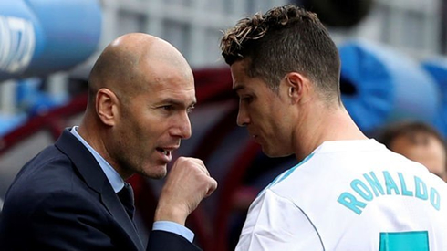 Zidane talking with Cristiano Ronaldo during Real Madrid's game against Atletico in 2018