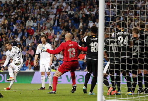Cristiano Ronaldo scoring from a free-kick in Real Madrid vs Malaga, in La Liga 2013