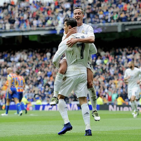 Cristiano Ronaldo carrying Lucas Vázquez on his lap in Real Madrid 3-2 win over Valencia