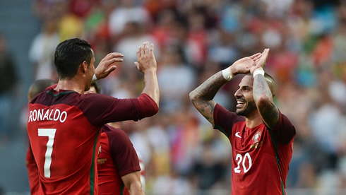 Cristiano Ronaldo clapping hands with Quaresma ahead of the EURO 2016