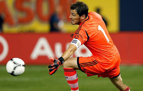 Iker Casillas preparing to stop a shot in the game between Real Madrid and AC Milan, in 2012-2013