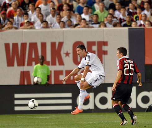 Cristiano Ronaldo in the air preparing to receive a ball in Real Madrid 5-1 Milan, in 2012