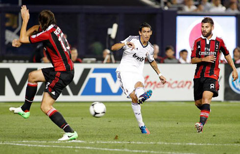 Angel Di María curled shot with his left foot, in Real Madrid vs AC Milan, in the pre-season 2012-2013