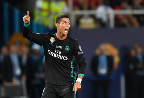 Cristiano Ronaldo points to the sky after a play in Real Madrid 2-1 Manchester United