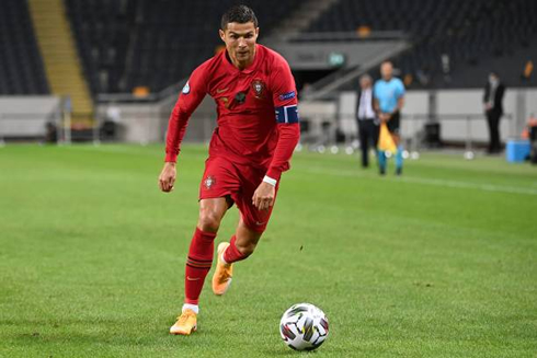 Cristiano Ronaldo moving the ball forward in Sweden vs Portugal