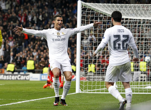 Cristiano Ronaldo running towards Isco to thank him for the assist