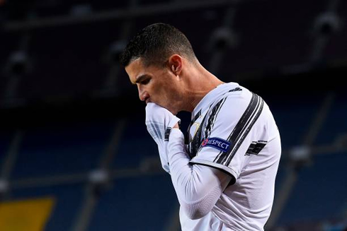 Cristiano Ronaldo cleaning his mouth with his shirt