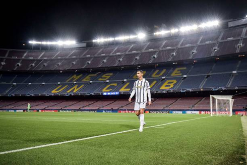 Cristiano Ronaldo walking away of the Camp Nou in 2020