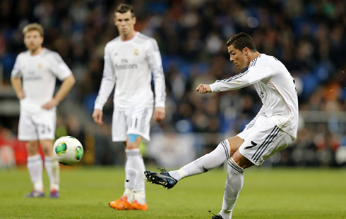 Cristiano Ronaldo taking a free-kick in Real Madrid 2014