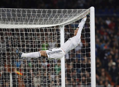 Cristiano Ronaldo hands on the crossbar during a match for Real Madrid in 2014